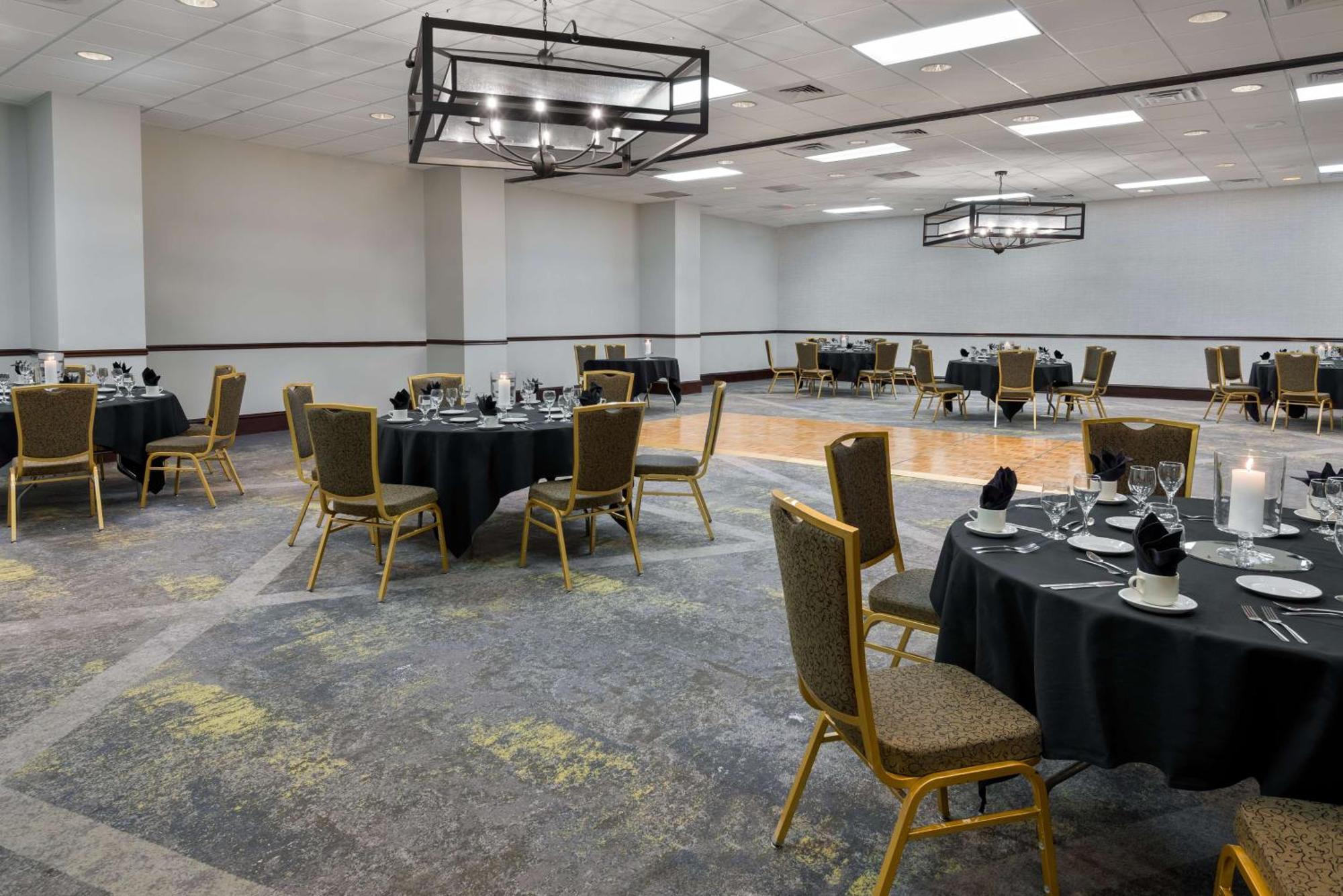 Embassy Suites Dallas - Park Central Area Экстерьер фото