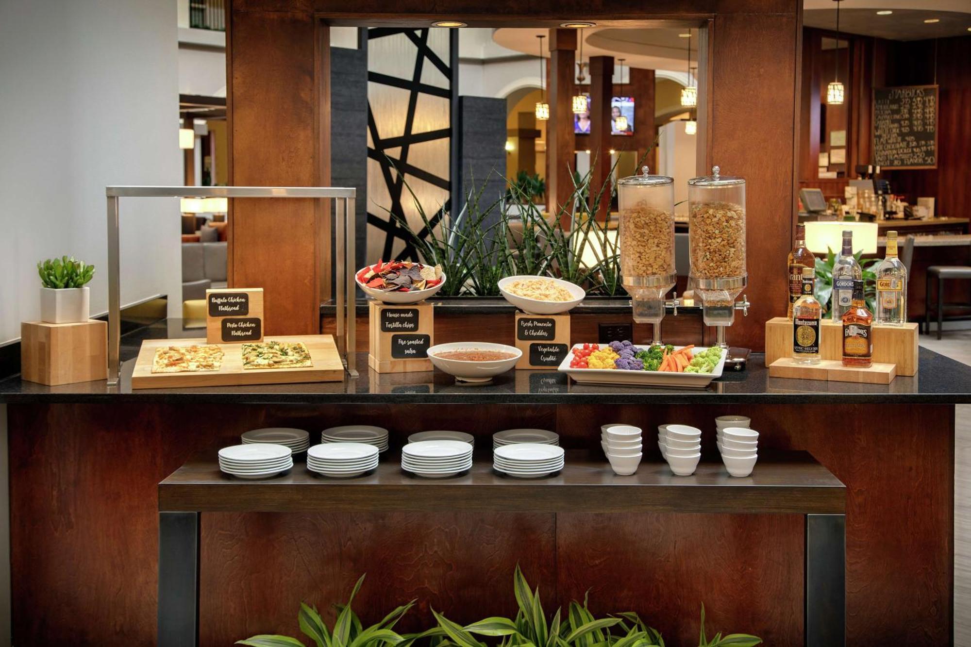 Embassy Suites Dallas - Park Central Area Экстерьер фото