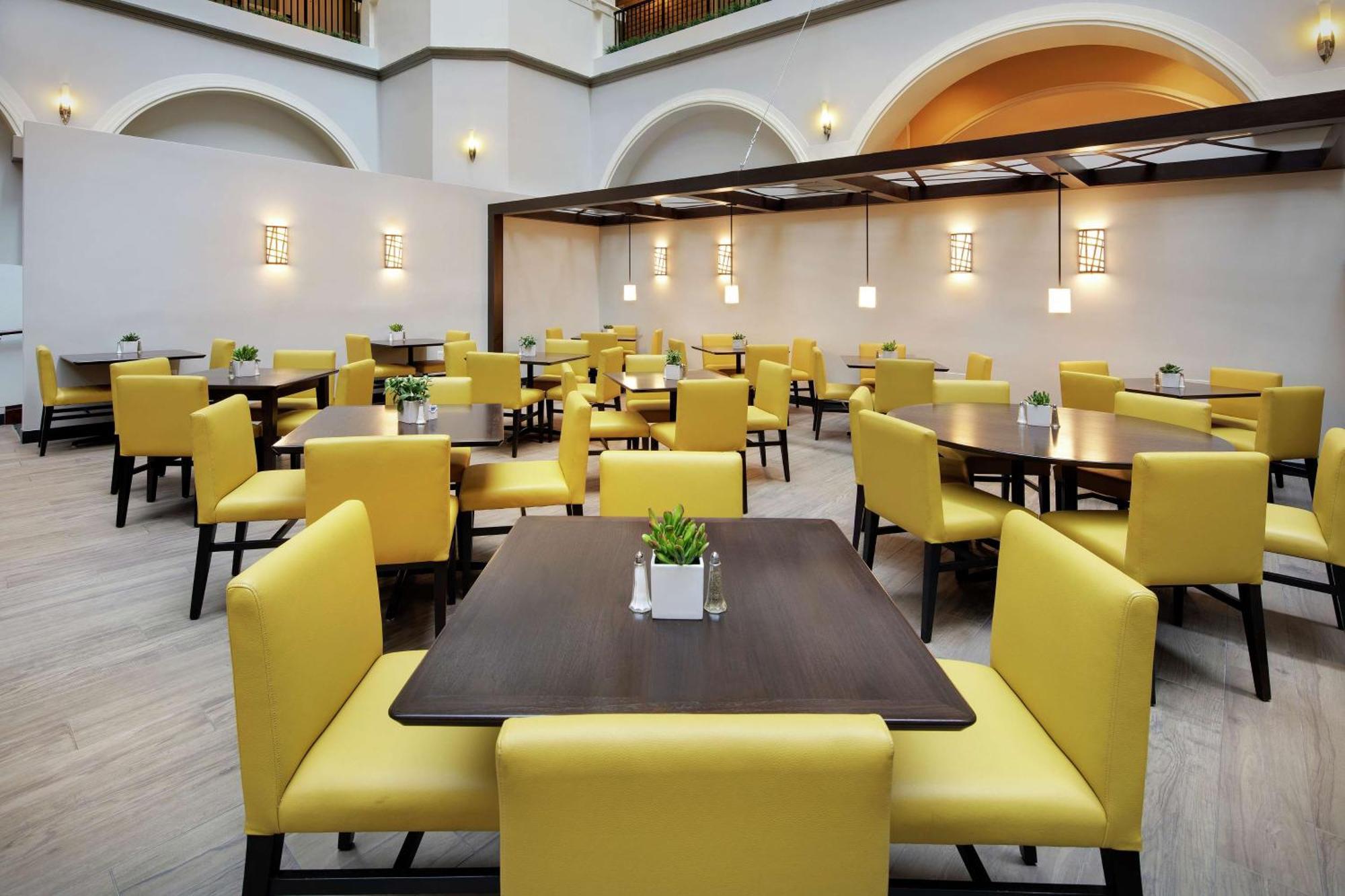 Embassy Suites Dallas - Park Central Area Экстерьер фото
